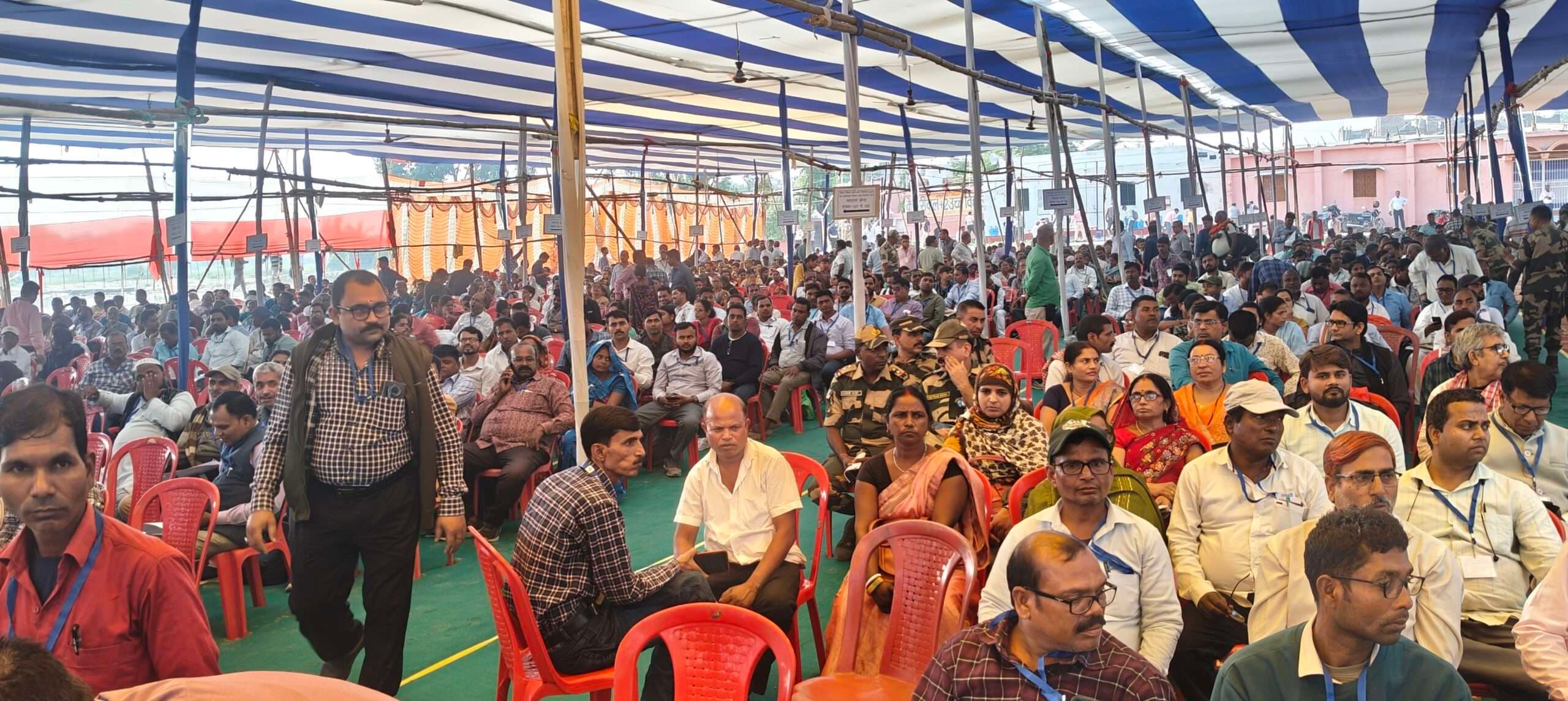 Madhubani News : चुनाव कर्मी को मिला चुनाव सामग्री