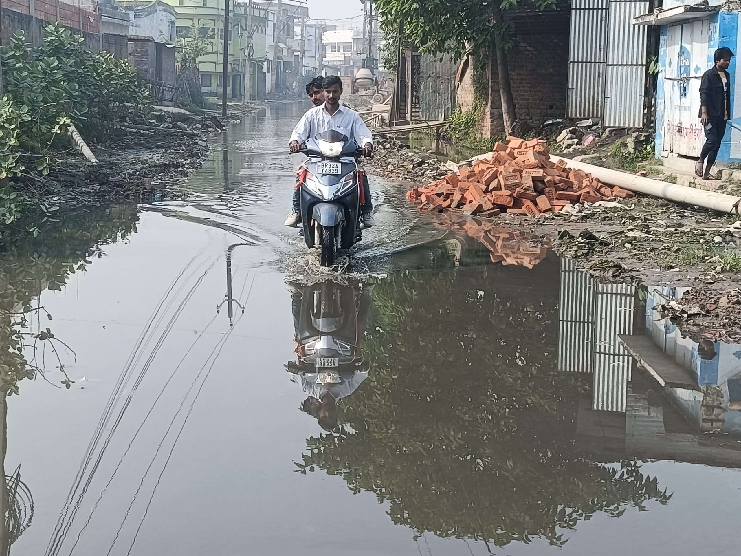 Madhubani News : नाले का पानी सड़क पर फैल जाने से लोगों की बढ़ी परेशानी