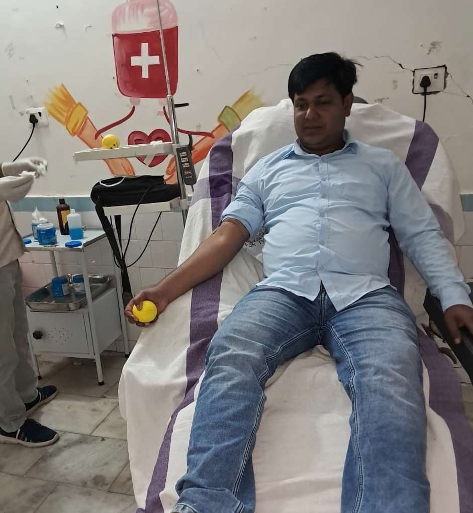 सदर अस्पताल पहुंचकर दो युवकों ने किया रक्तदान