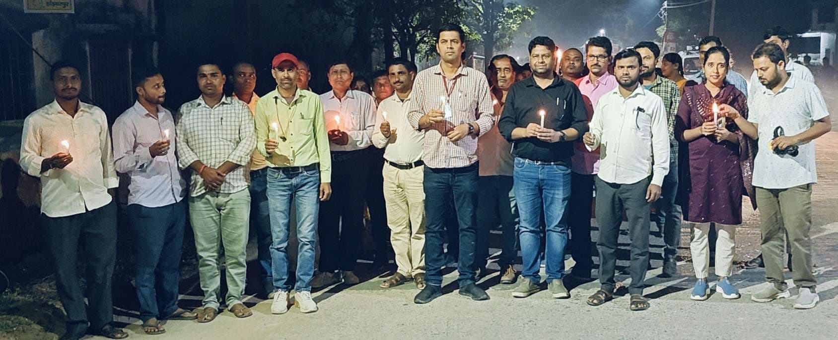 Madhubani News : शतप्रतिशत मतदान के लिए निकाला कैंडल मार्च