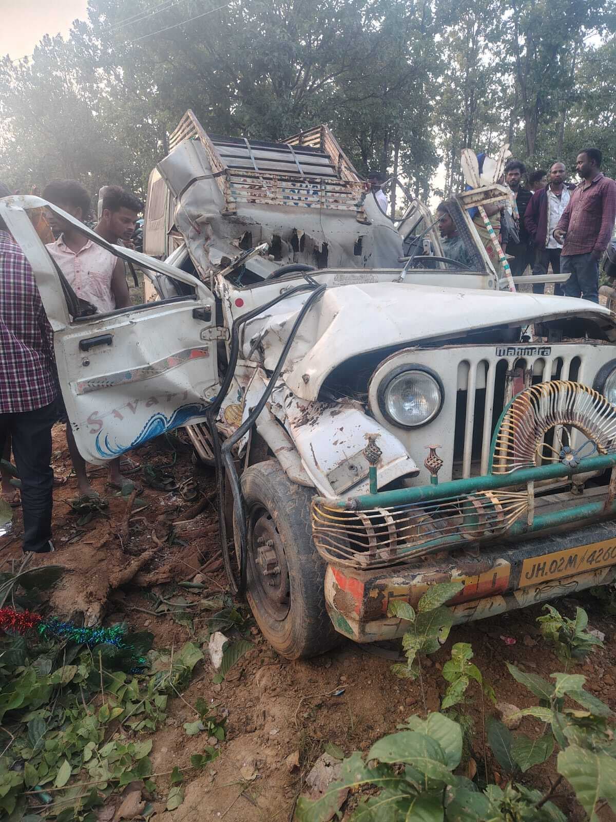 Bokaro News : पेड़ से टकरायी सवारी गाड़ी, चालक घायल