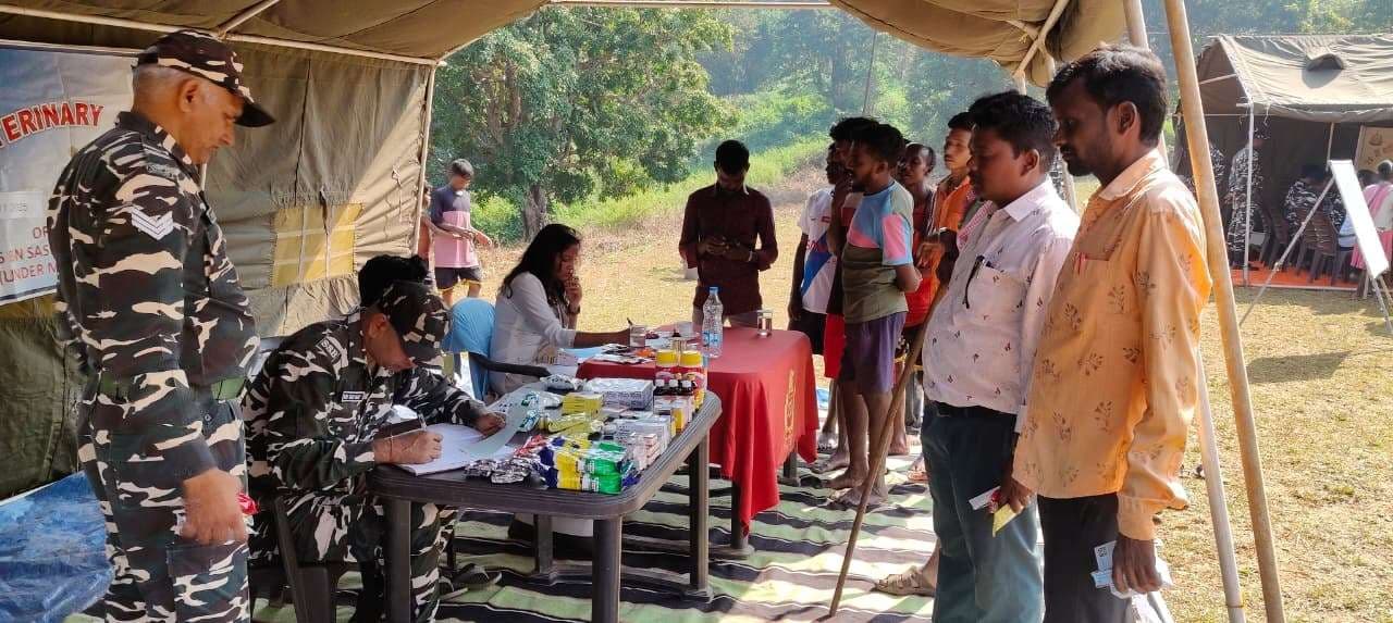 Seraikela Kharsawan News : मेडिकल कैंप में 298 पशुओं  और 123 लोगों की हुई जांच