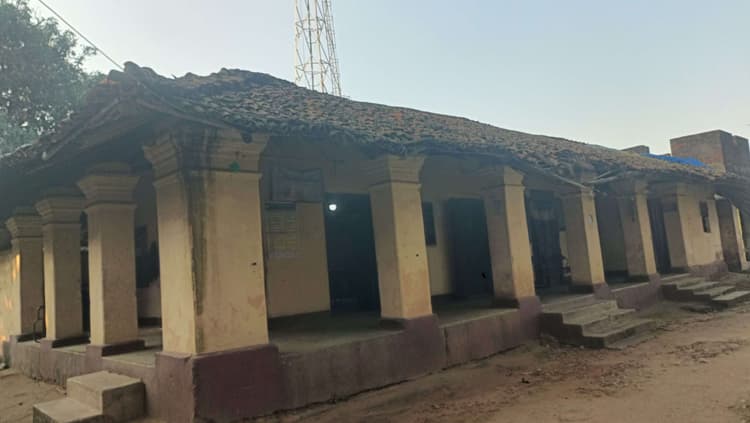 Giridih News :खपरैल भवन में चल रहा जमुआ थाना, लोहे का खंभा लगाकर रहते हैं पुलिस कर्मी