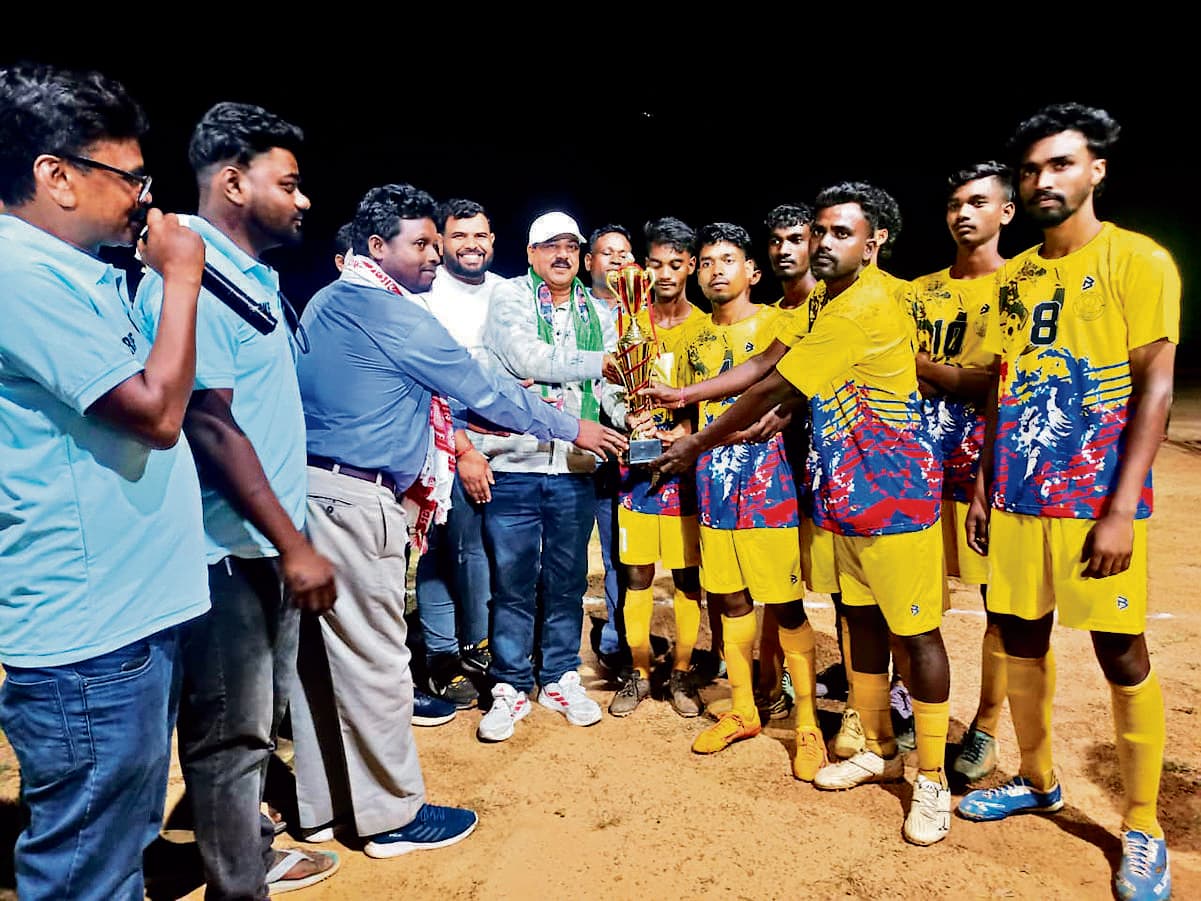 East Singhbhum News : ड्रैगन एफसी को हराकर श्रीघुटू बना चैंपियन
