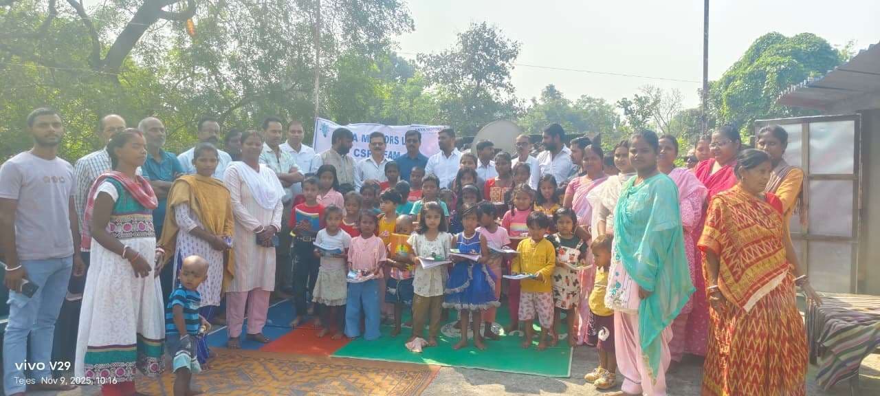 Jamshedpur News : टाटा मोटर्स सीएसआर टीम ने बच्चों में बांटी पाठ्य सामग्री