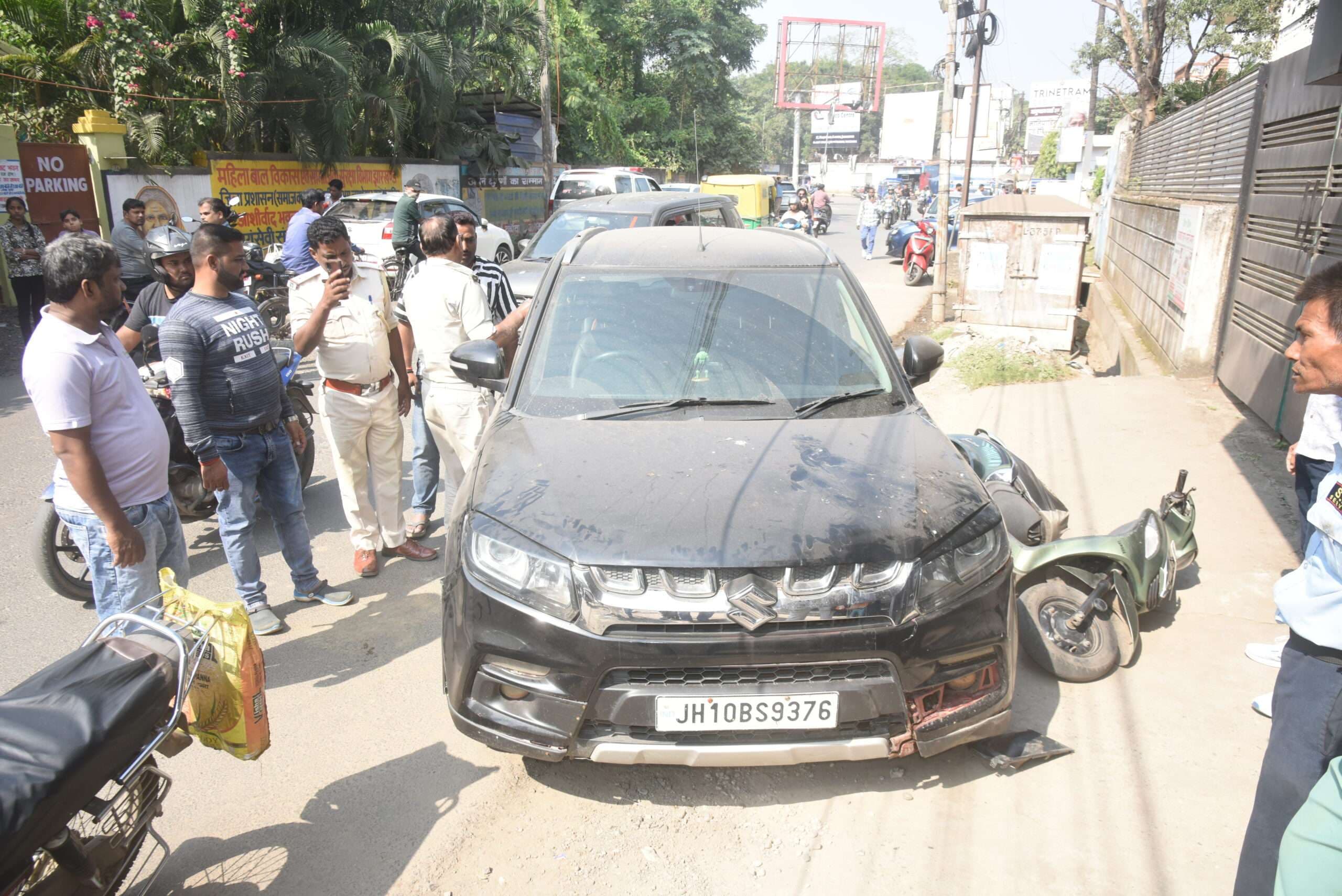 Jamshedpur News : बाराद्वारी : कार ने स्कूटी में मारी टक्कर, छात्रा घायल