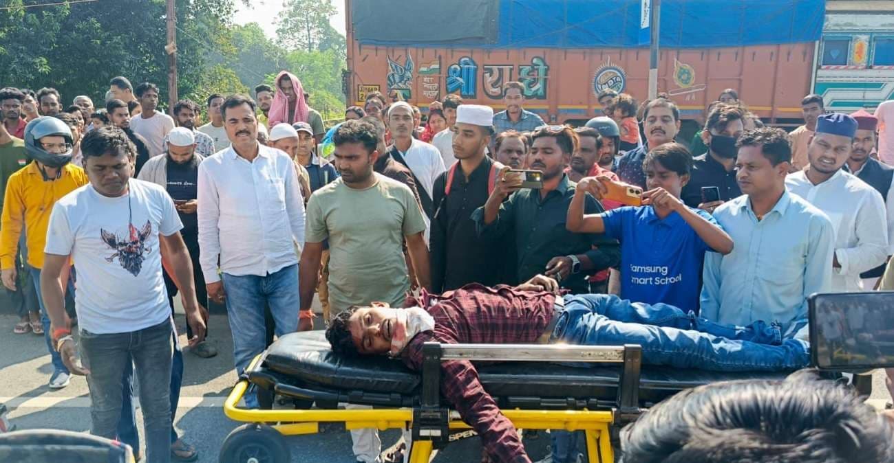 Dhanbad News: सड़क हादसे में बाइक सवार की मौत, एक घायल