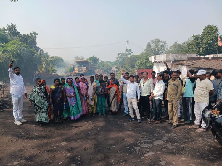 Dhanbad News: प्रदूषण के खिलाफ भौंरा के लोगों ने रोकी ट्रांसपोर्टिंग, नारेबाजी