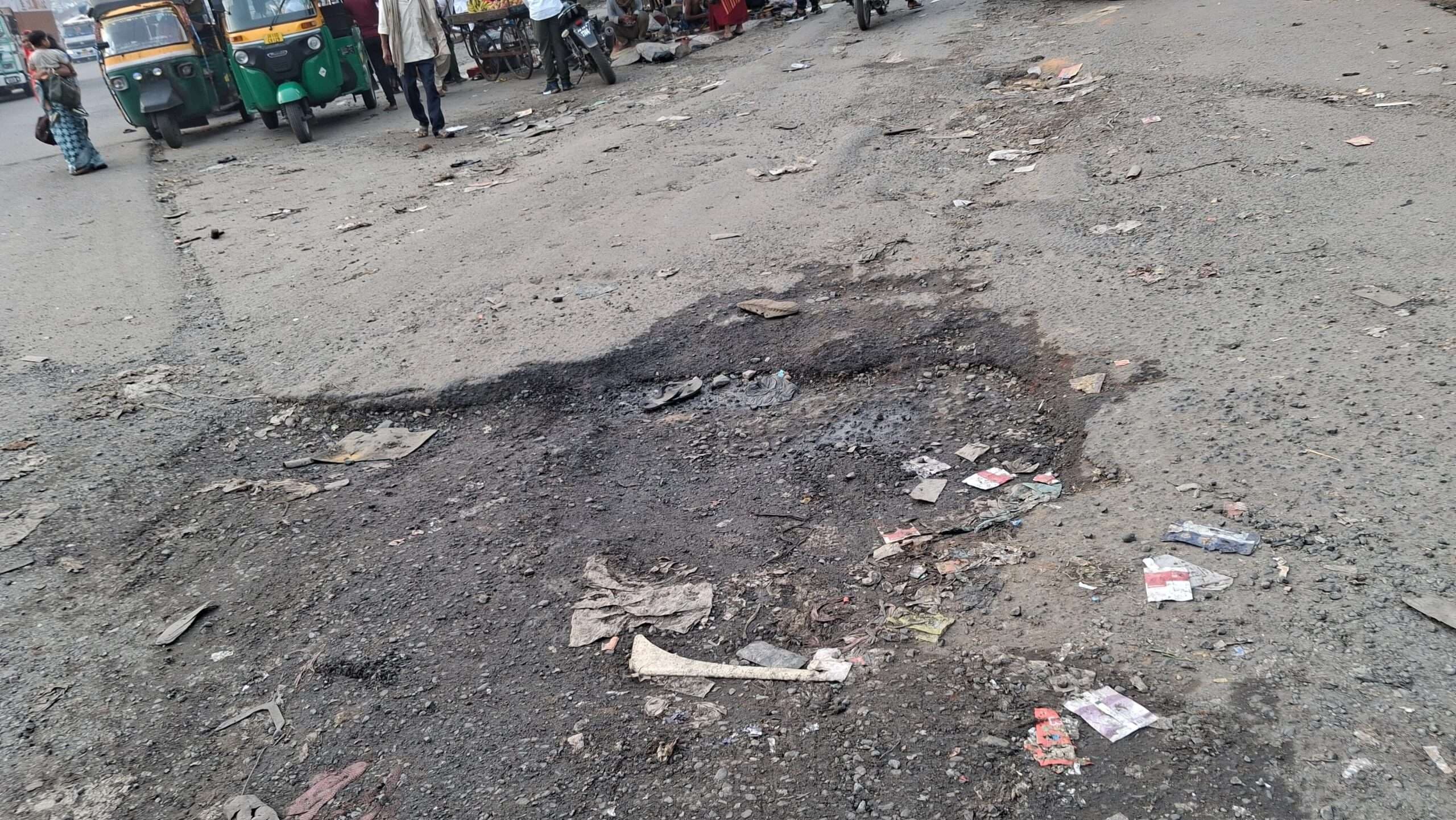 Dhanbad News : गोविंदपुर-धनबाद मुख्य सड़क बदहाल, घट रही दुर्घटनाएं