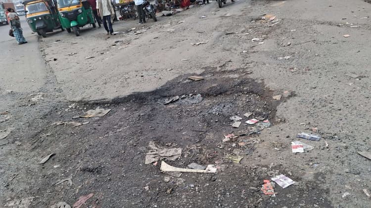 Dhanbad News : गोविंदपुर-धनबाद मुख्य सड़क बदहाल, घट रही दुर्घटनाएं