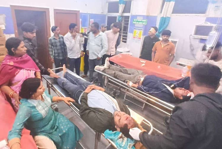 ट्रक से टकराया ऑटो, छह लोग घायल