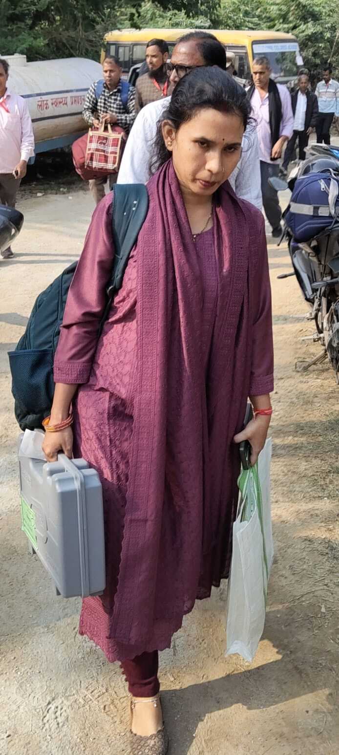 डिस्पैच सेंटर से इवीएम लेकर रवाना हुए मतदान कर्मी व अधिकारी