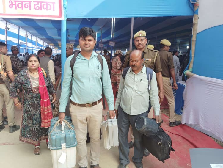 Motihari: इवीएम लिए डिस्पैच सेंटर से बूथों की ओर रवाना हुए मतदान कर्मी