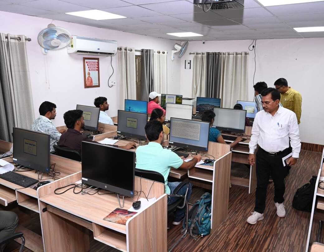 पाकुड़ में अनुकंपा लिपिकों की हुई हिंदी टंकण परीक्षा