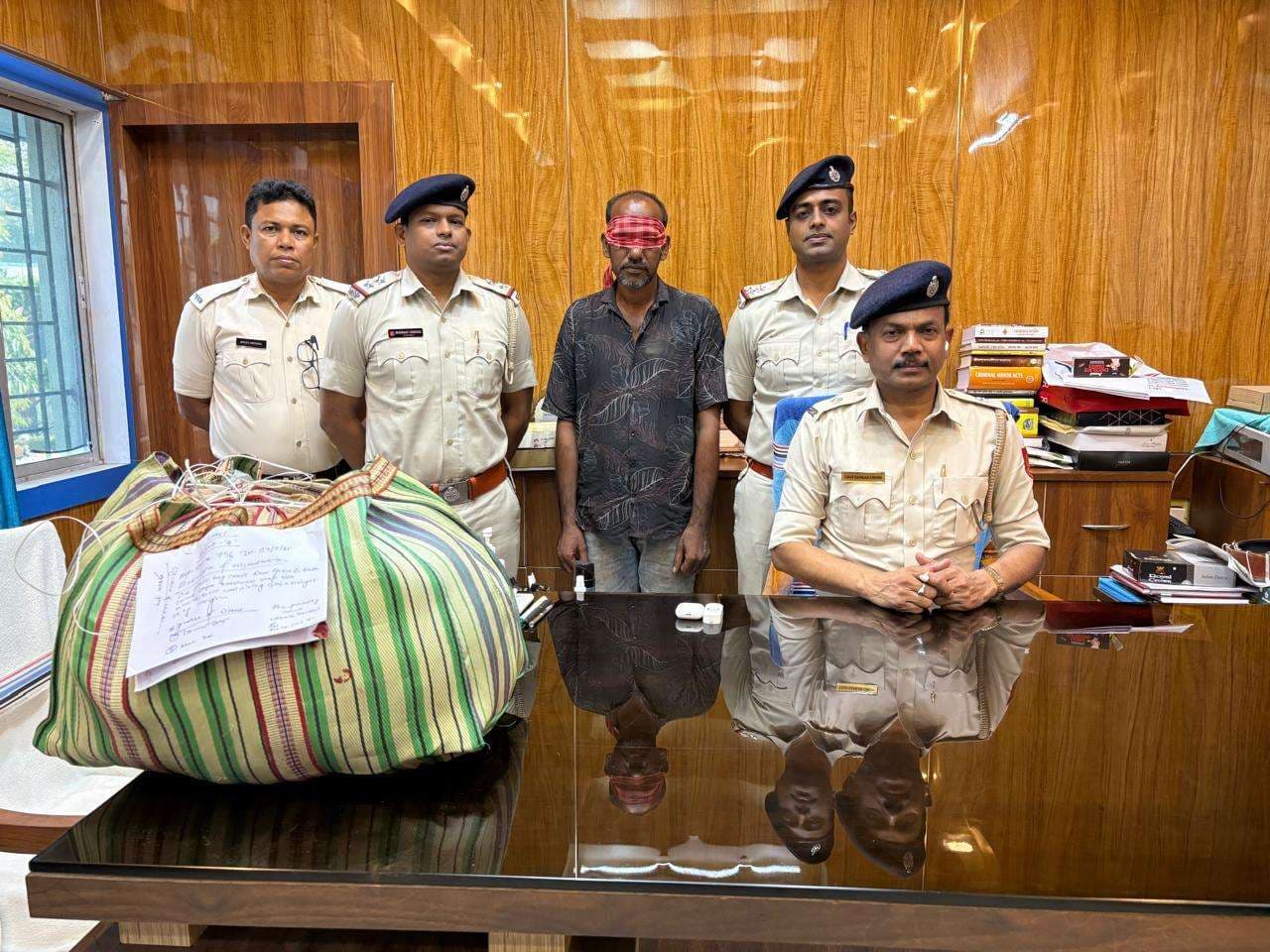 मुर्शिदाबाद पुलिस ने 23 किग्रा गांजा के साथ तस्कर धराया