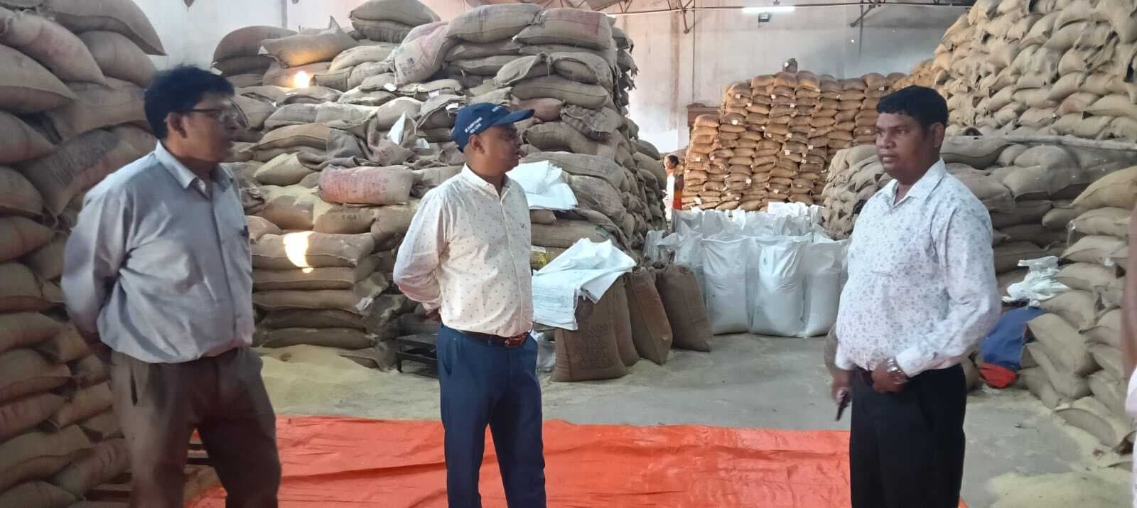 डीएसओ ने किया लिट्टीपाड़ा अनाज गोदाम का निरीक्षण