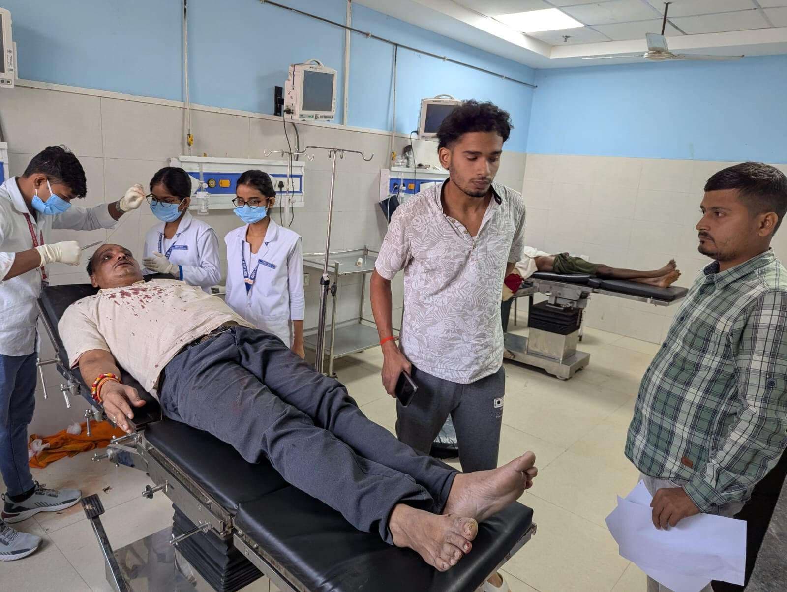 पैसे के विवाद में बाप-बेटे की पिटाई