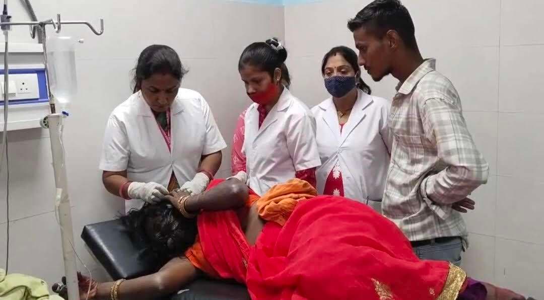 मामूली विवाद को लेकर देवर व ननद ने मिलकर भाभी को पीटा