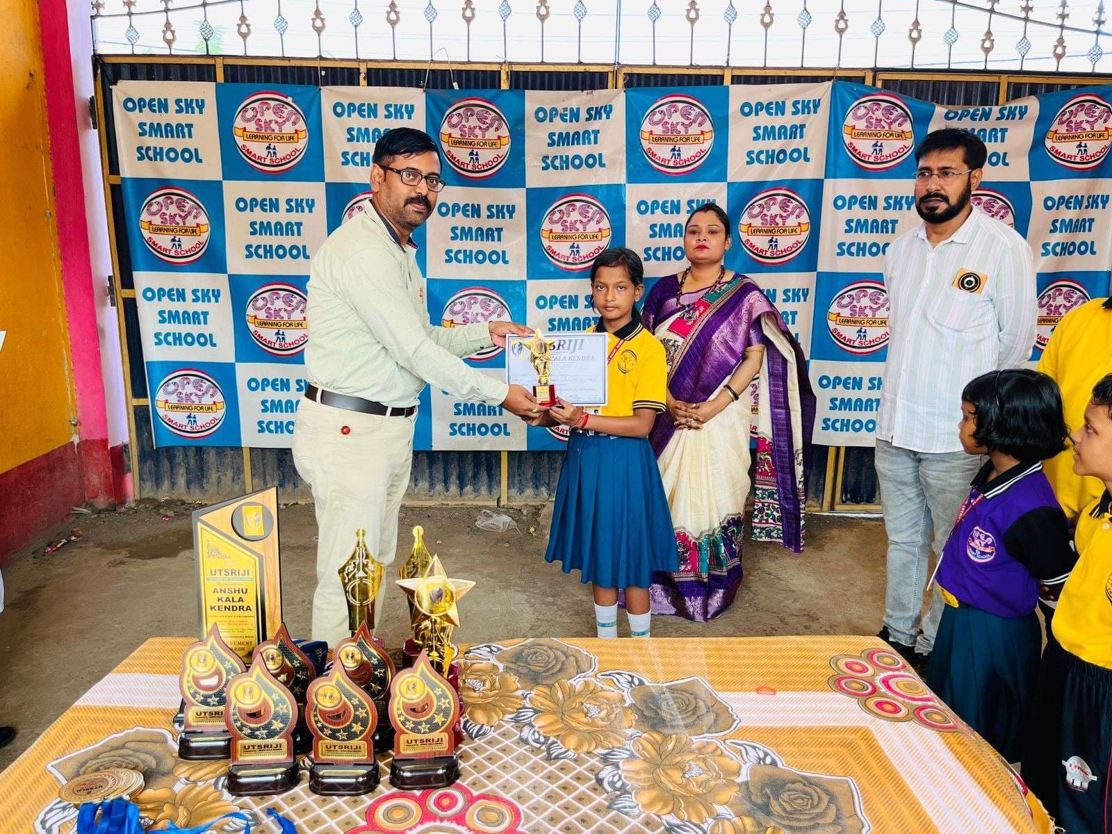 उत्सृजी कला में बेहतर करने वाले विद्यार्थी हुए सम्मानित