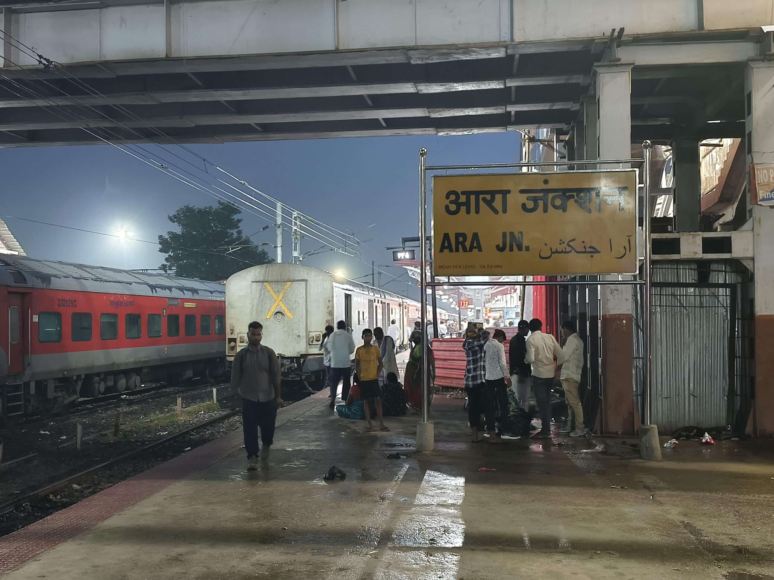 पटना-डीडीयू रेलखंड पर ट्रेनों की लेट लतीफी से यात्री परेशान