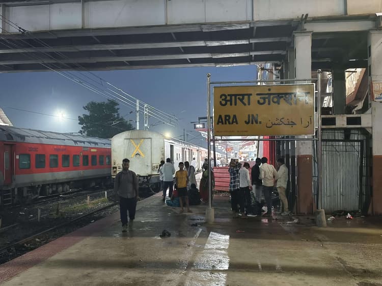 पटना-डीडीयू रेलखंड पर ट्रेनों की लेट लतीफी से यात्री परेशान