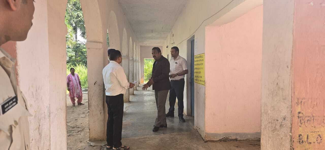 जेनरल ऑब्जर्वर ने मतदान केंद्रों का लिया जायजा