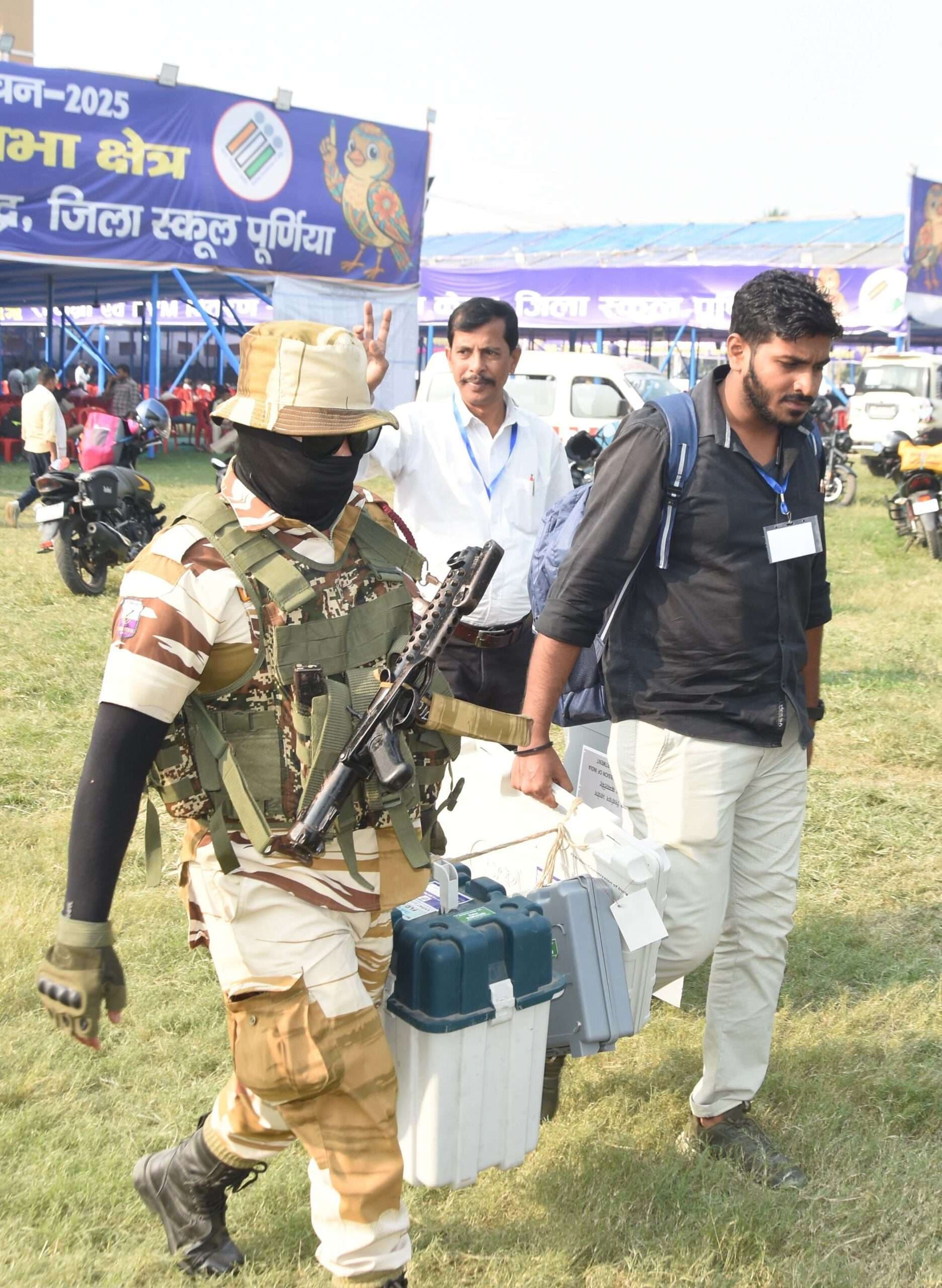 ईवीएम व अन्य सामग्रियां ले मतदान केंद्रों के लिए रवाना हुए मतदानकर्मी