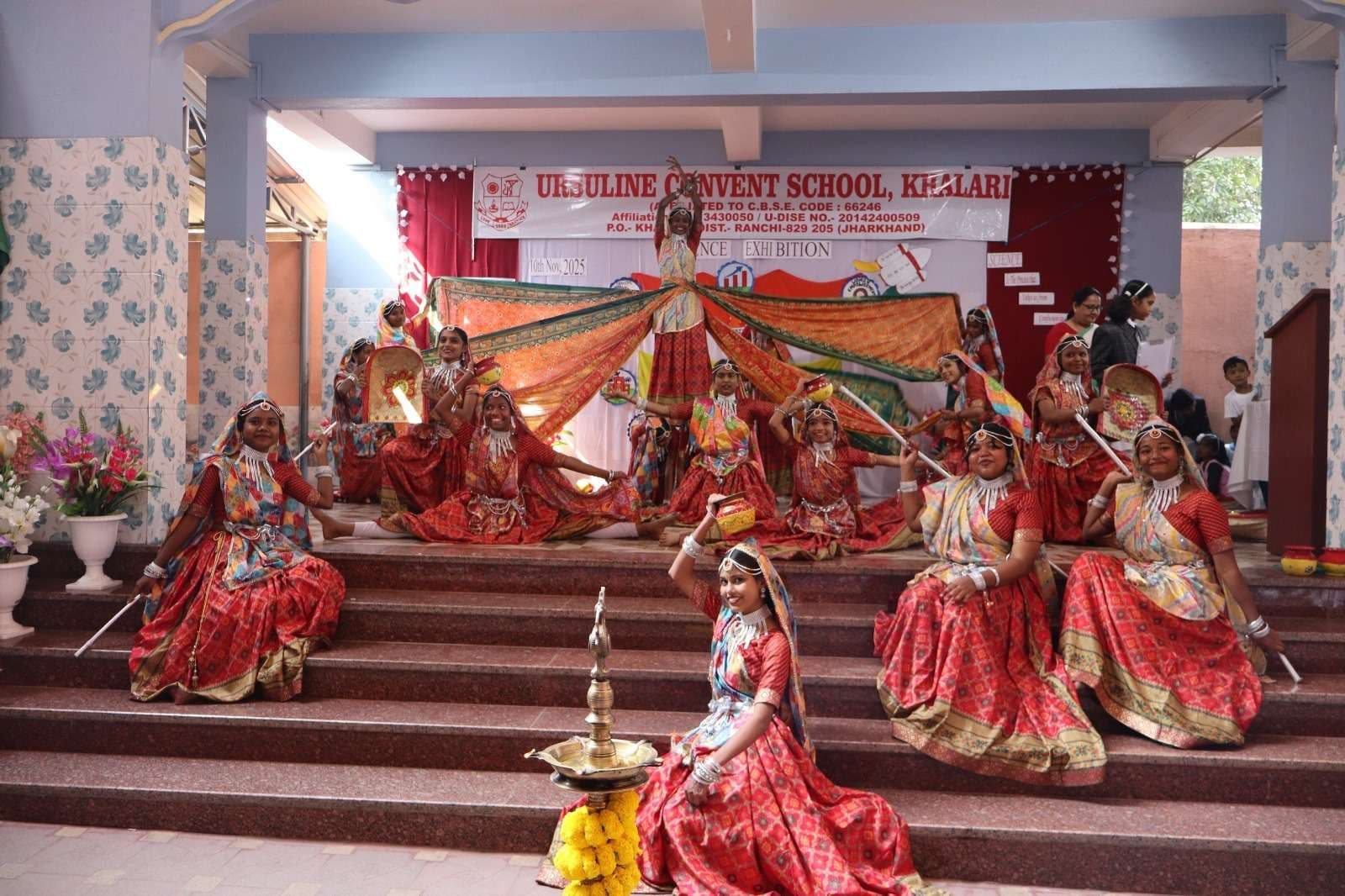 बच्चों ने पेश किये नाटक, लोकनृत्य, विज्ञान प्रदर्शनी भी लगाये