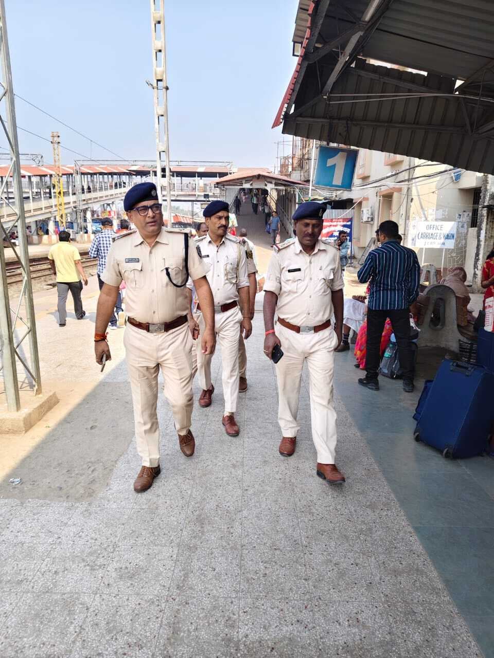 अलर्ट मोड में रहेंगे पुलिस प्रशासन, गया जंक्शन पर किया फ्लैग मार्च