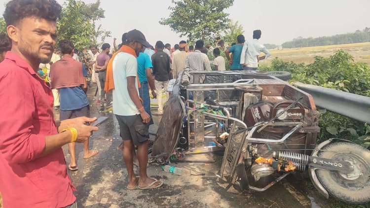 ऑटो व टोटो में टक्कर, चार लोग घायल