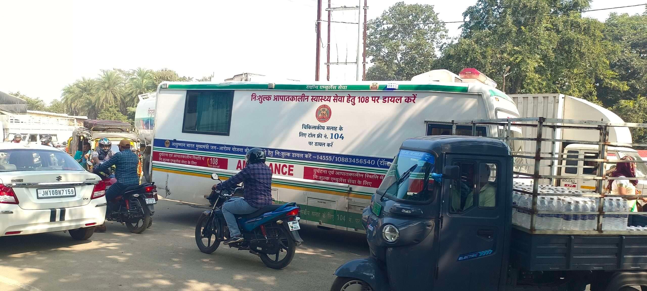 Deoghar news : बीच सड़क पर ट्रक हुआ खराब, रोहिणी- नावाडीह रेलवे फाटक पर सात घंटे लगा रहा जाम