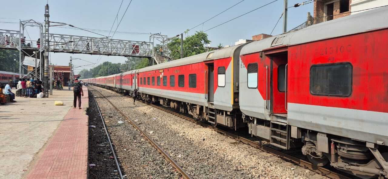 इंजन का पावर ब्रेक डाउन होने से ढाई घंटों तक बिहिया में खड़ी रही एसी स्पेशल ट्रेन