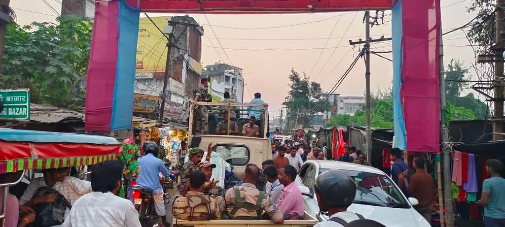 केंद्रों पर पहुंचे मतदान व सुरक्षा कर्मी