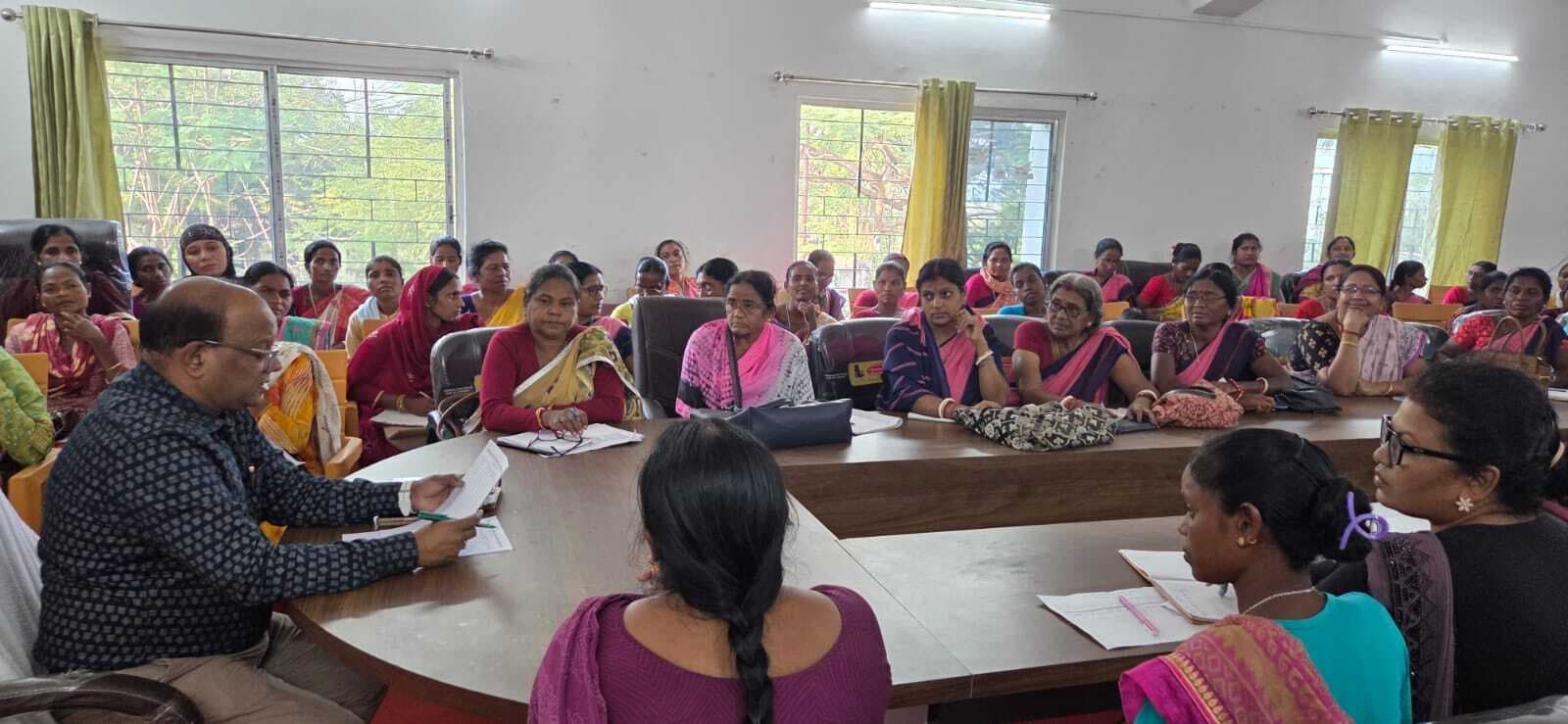 बैठक में नदारद सात सेविकाओं व दो पोषण सखियों को शो-कॉज