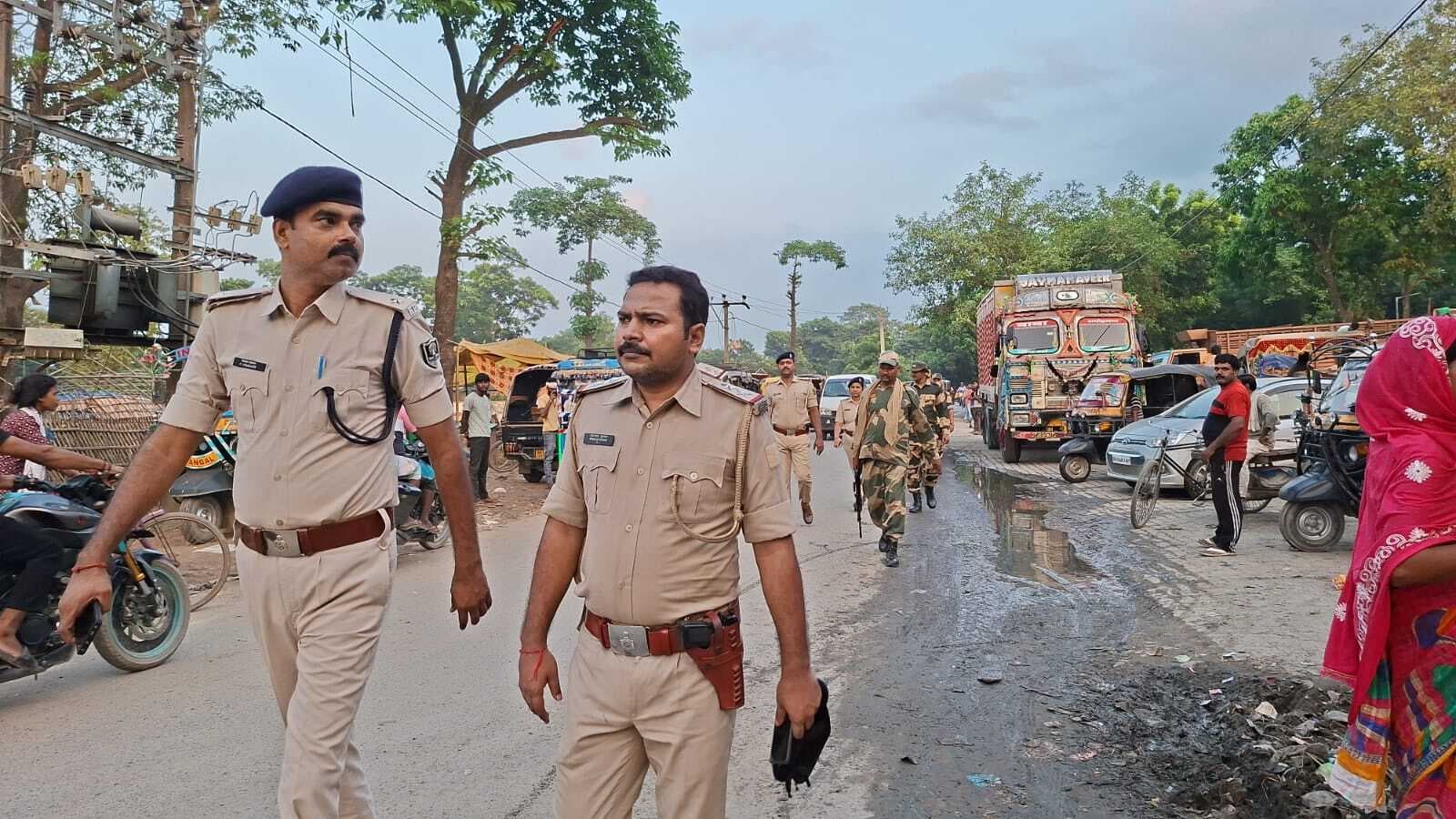 शांतिपूर्ण व निष्पक्ष चुनाव को लेकर किया फ्लैग मार्च