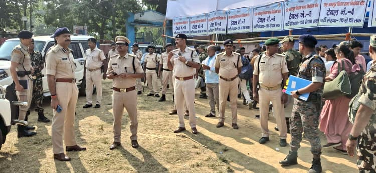 अमरपुर विस के 2.92 लाख मतदाता करेंगे वोट, ईवीएम के साथ बूथों पर रवाना हुए मतदान कर्मी