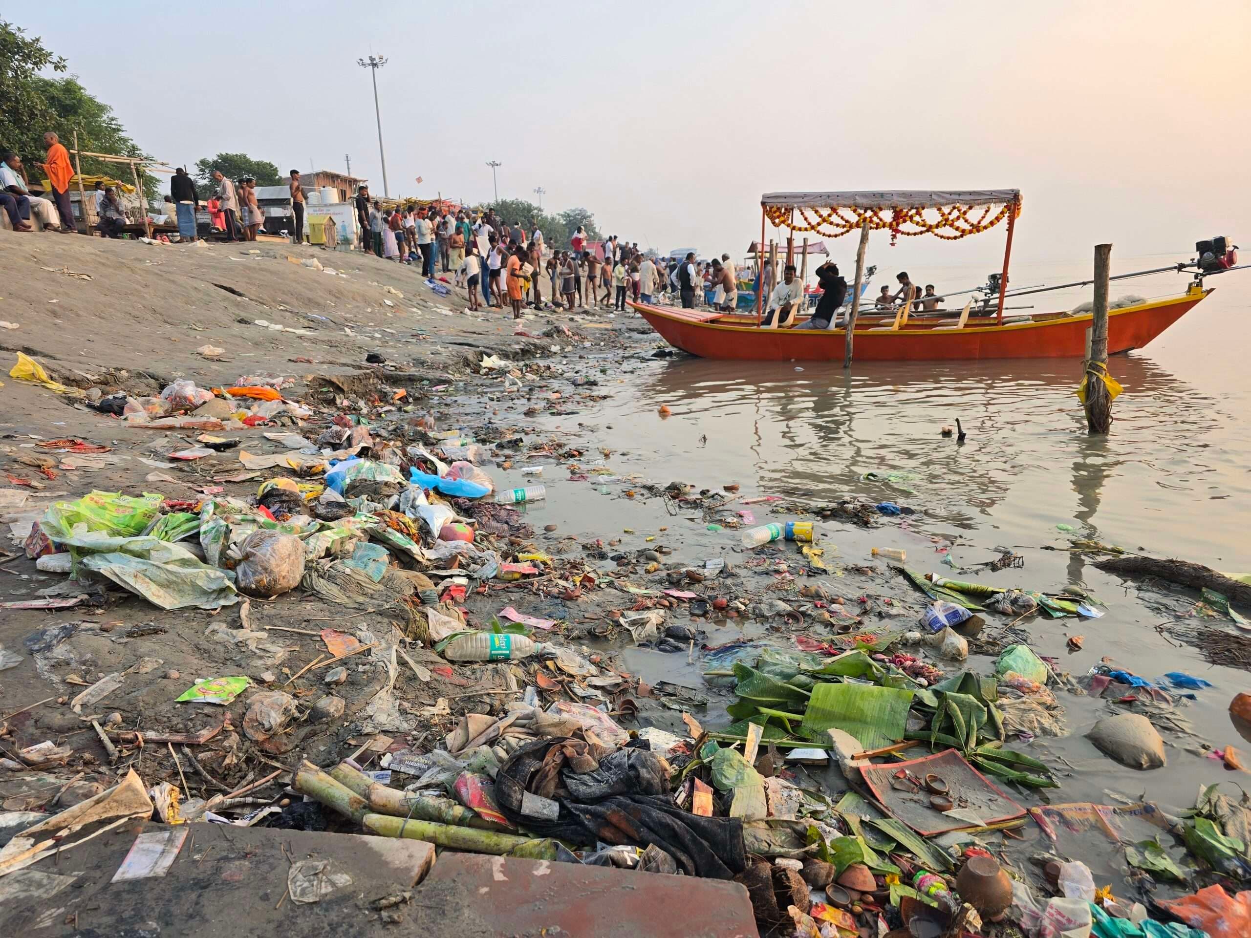 hajipur news. छठ व कार्तिक पूर्णिमा के बाद घाटों पर फैली गंदगी की प्रशासन ने अब तक नहीं करायी सफाई