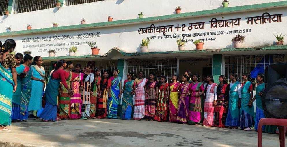 हाइस्कूल में मना जनजातीय गौरव दिवस, दिखी संताली संस्कृति