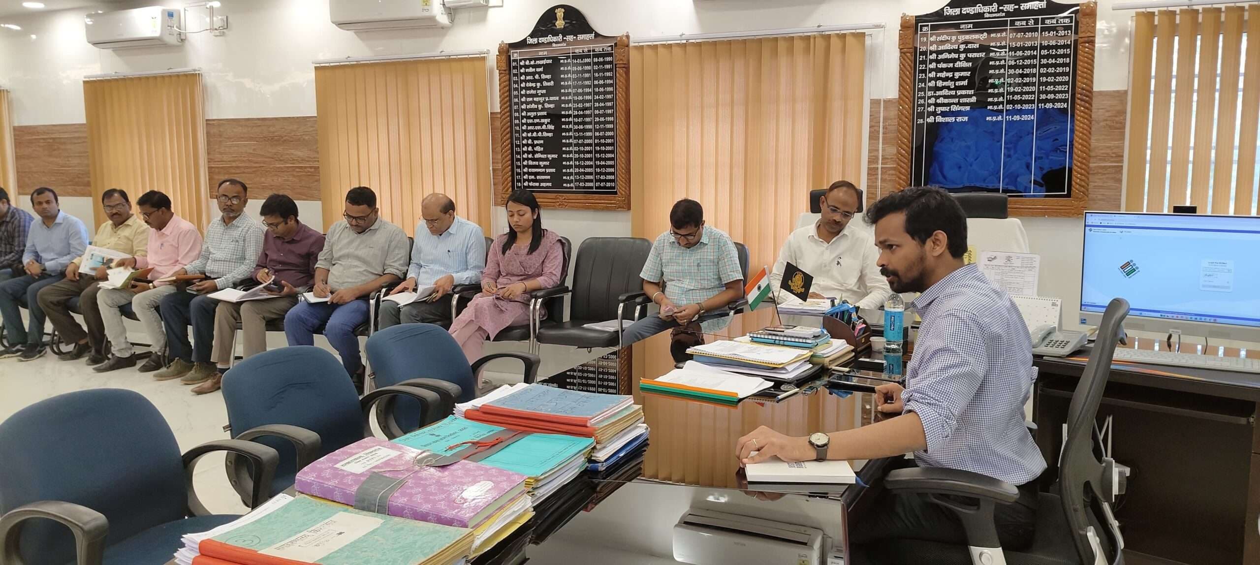 मतदान केंद्रों पर शत-प्रतिशत वेबकास्टिंग की व्यवस्था: डीएम