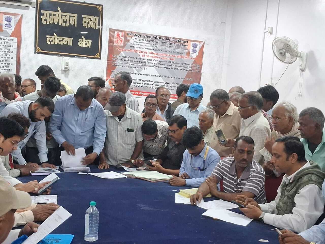 Dhanbad News : नेटवर्क नहीं रहने से कम जमा हुए पेंशन फॉर्म