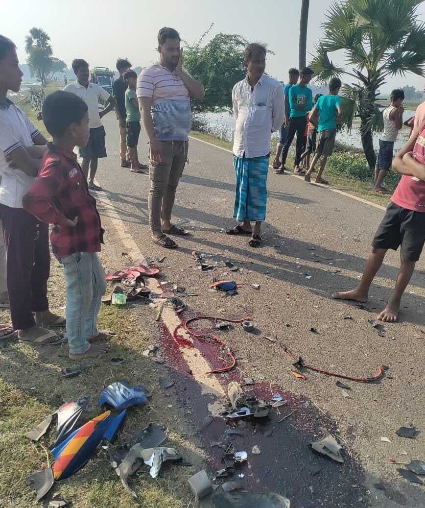 बाइक की टक्कर से युवक की मौत, दो गंभीर रूप से घायल