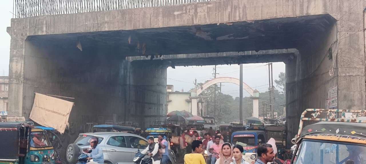 उधवा चौक पर रोजाना जाम से लोग परेशान, ओवरब्रिज से सब्जी बाजार तक लगी वाहनों की लंबी कतार