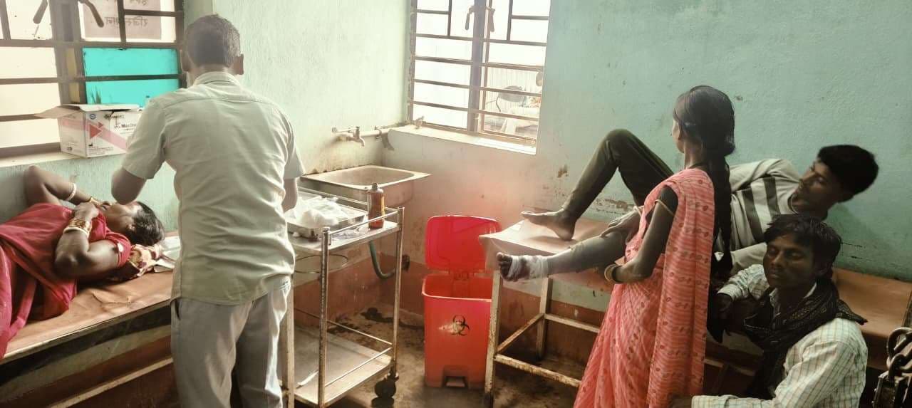 ई-रिक्शा पलटने से तीन घायल