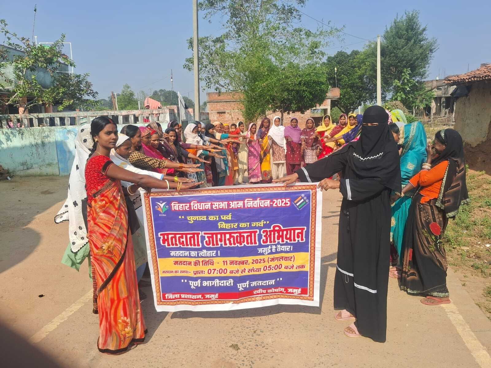 Bihar Assembly 2025 News: जीविका दीदियों ने कैंडल जलाकर मेरा वोट, मेरा अधिकार का संदेश