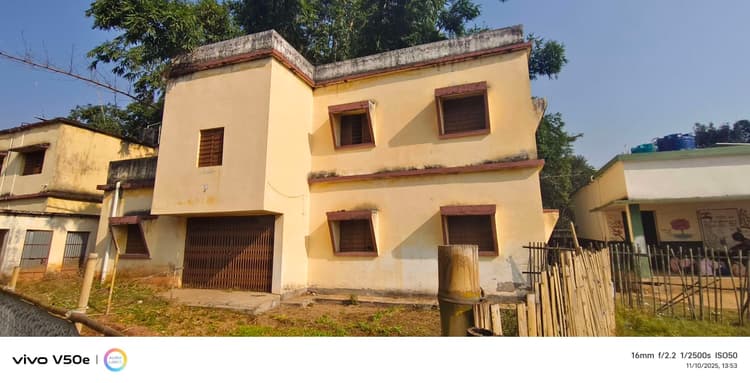 Giridih News :50 लाख से बने स्वास्थ्य उपकेंद्र पर सात साल से लटका है ताला