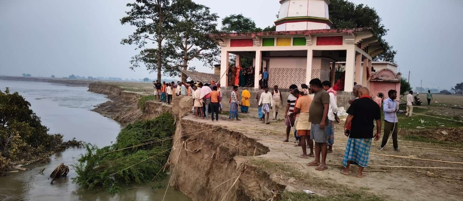 ग्रामीणों ने चंदा इकट्ठा कर मां कात्यायनी मंदिर को बचाने का लिया संकल्प