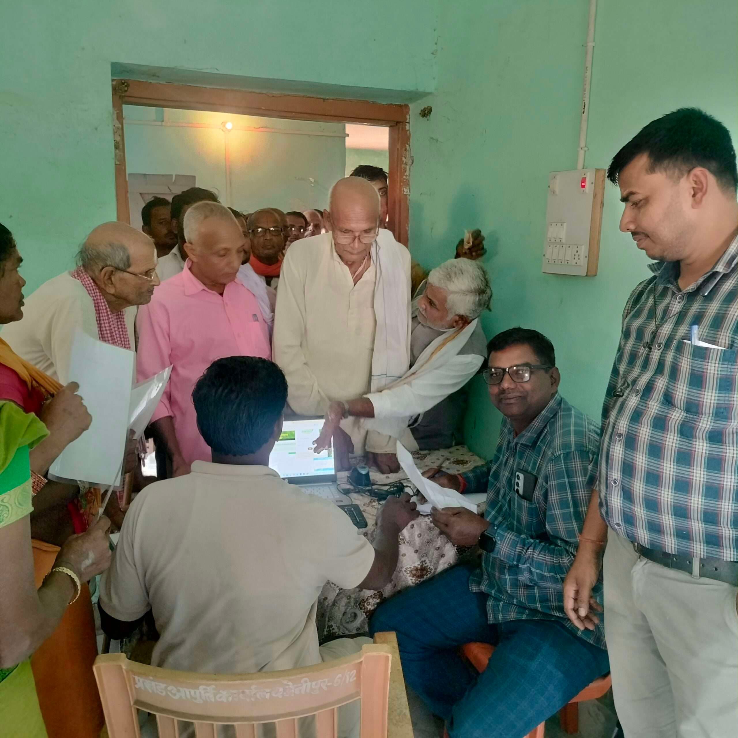 Darbhanga News: बीज लेने को लेकर कृषि भवन में उमड़े किसान