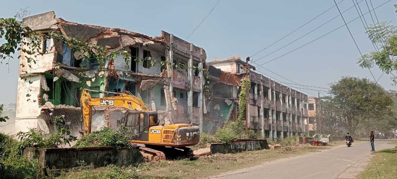 Bokaro News : बोकारो में डीवीसी के तीनों डॉरमेटरी को तोड़ने का काम शुरू