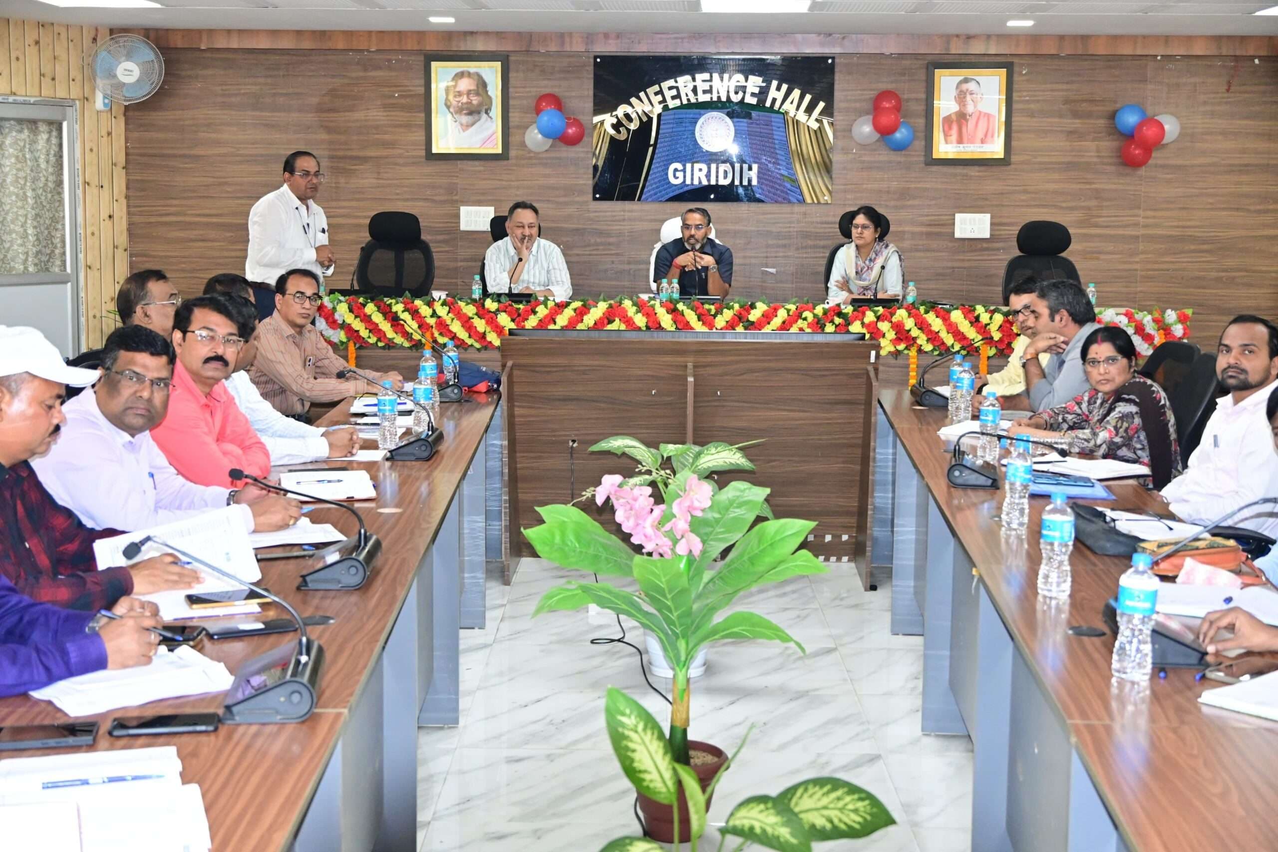 Giridih News :संवेदनशील होकर लोगों तक पहुचायें स्वास्थ्य सेवा : डीसी