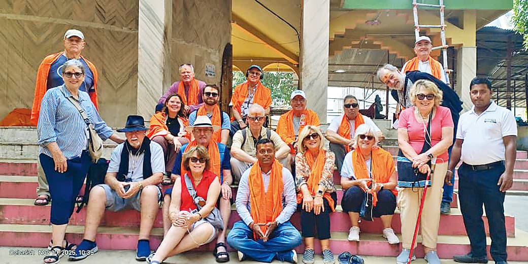 Begusarai News : सिमरिया पहुंची विदेशी सैलानियों की टोली, किया गया स्वागत